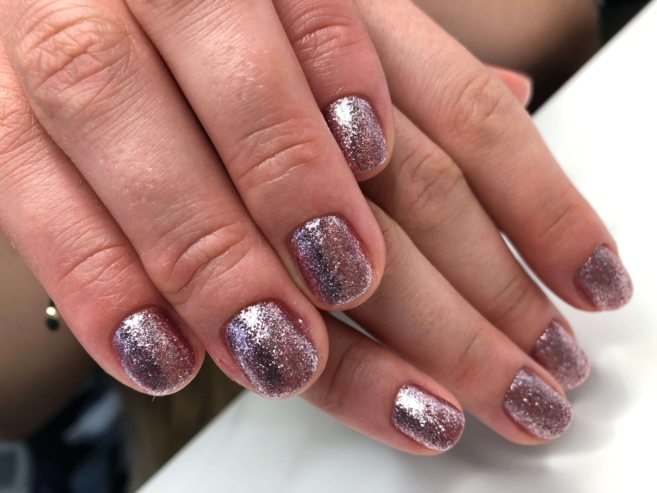 błyszczące paznockie manicure hybrydowy online szkolenia paznokcie i zdobienia cosmetologylab