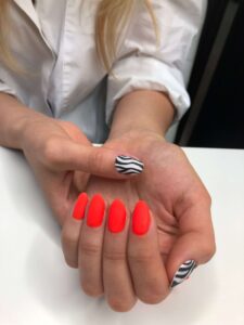 wakacyjne pomarańczowe paznokcie kurs szkolenie manicure hybrydowyy z nadbudową