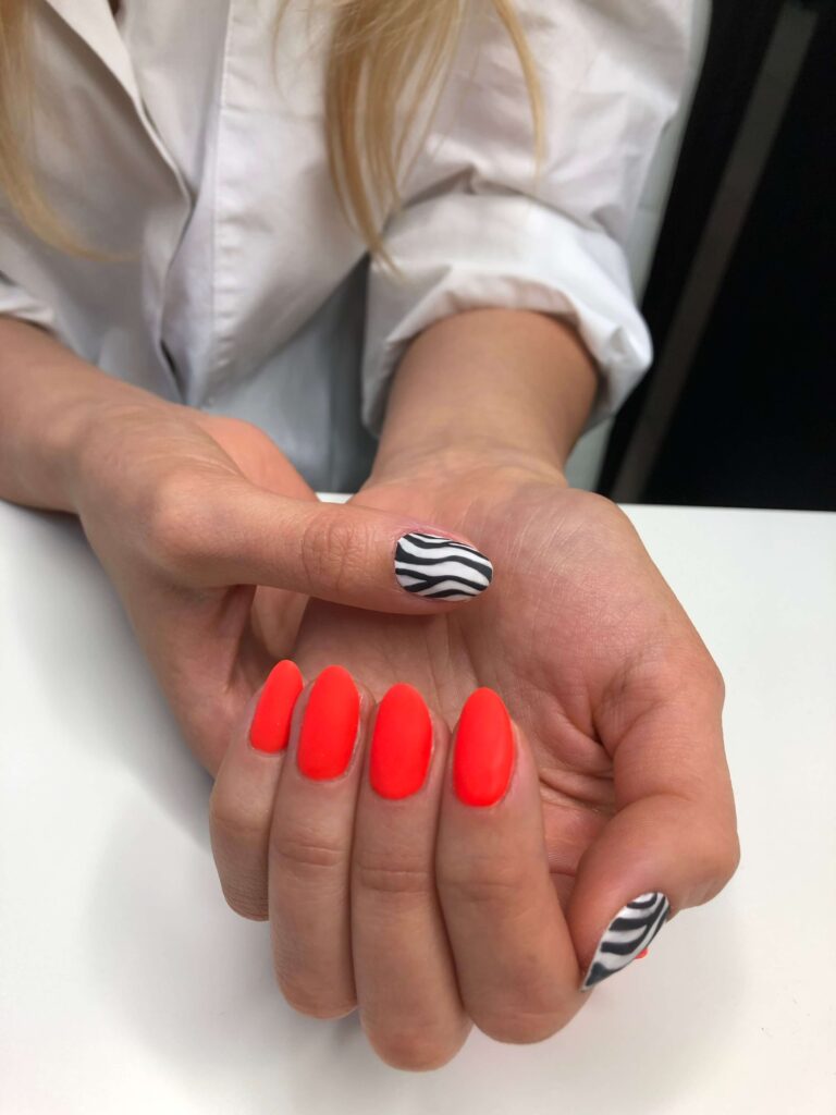 wakacyjne pomarańczowe paznokcie kurs szkolenie manicure hybrydowyy z nadbudową