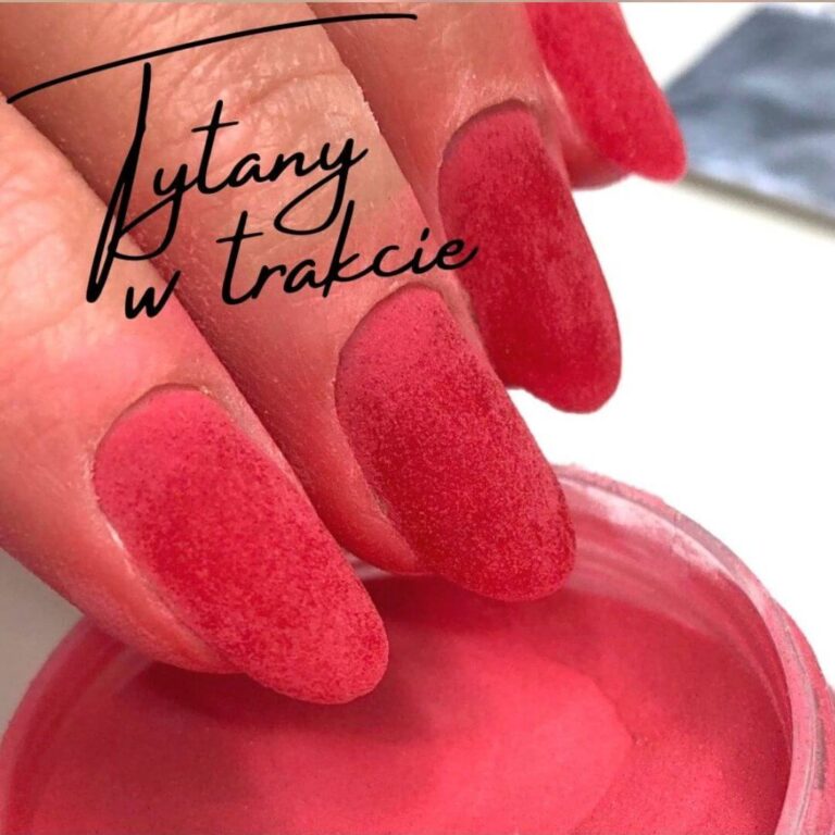 manicure tytanowy krakow, nakładanie proszku tytanowego. Jak ściągać tytany